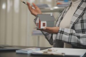 buy or sell real estate mortgage, Sale representative offer house purchase contract to buy a house or apartment